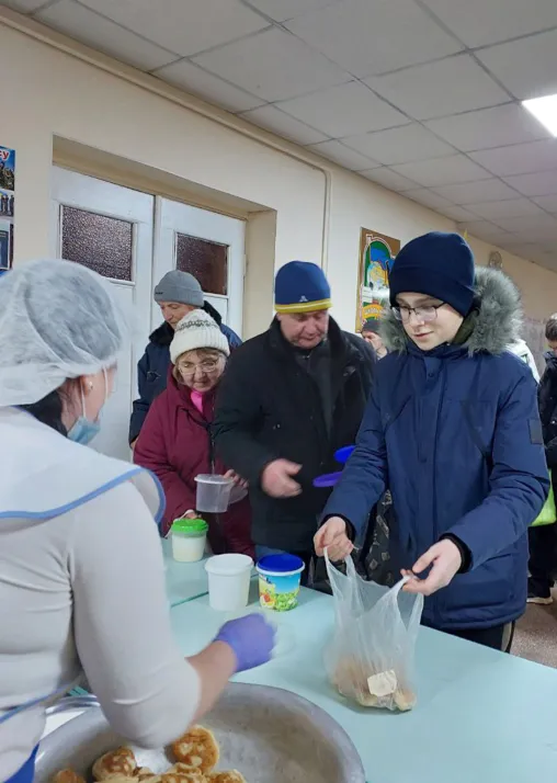 Kharkiv residents collect food at a heating point. Photo: Ekocity/ Youth Council of Kharkiv