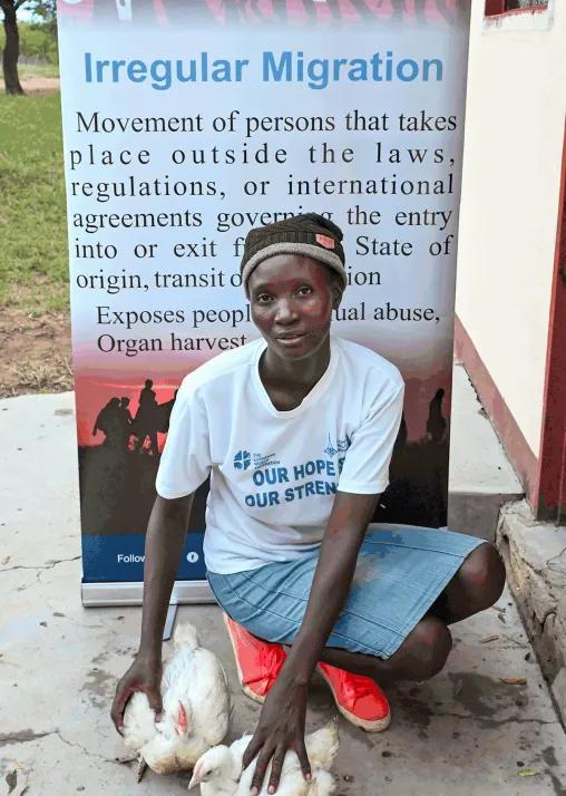 Mildred Nkala, eine begabte Schneiderin, leitet mit der Unterstützung von „Symbols of Hope Zimbabwe“ ihren eigenen Geflügelbetrieb.