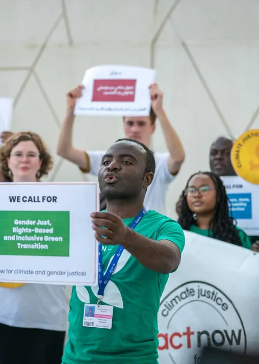 Anania John Ndondole von der Evangelisch-Lutherischen Kirche in Tansania nimmt während des UN-Klimagipfels COP28 gemeinsam mit Christen und Christinnen aus unterschiedlichen Kontexten an einer Advocacy-Aktion für Gendergerechtigkeit teil